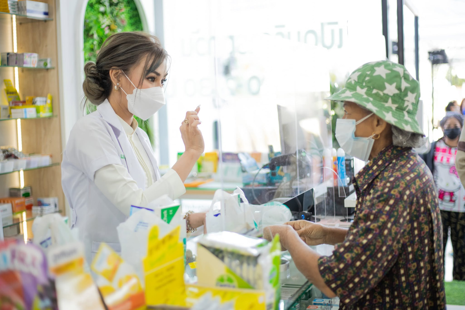 เภสัชกรนาถ กำลังให้คำปรึกษาลูกค้าที่หน้าร้าน MyPharma