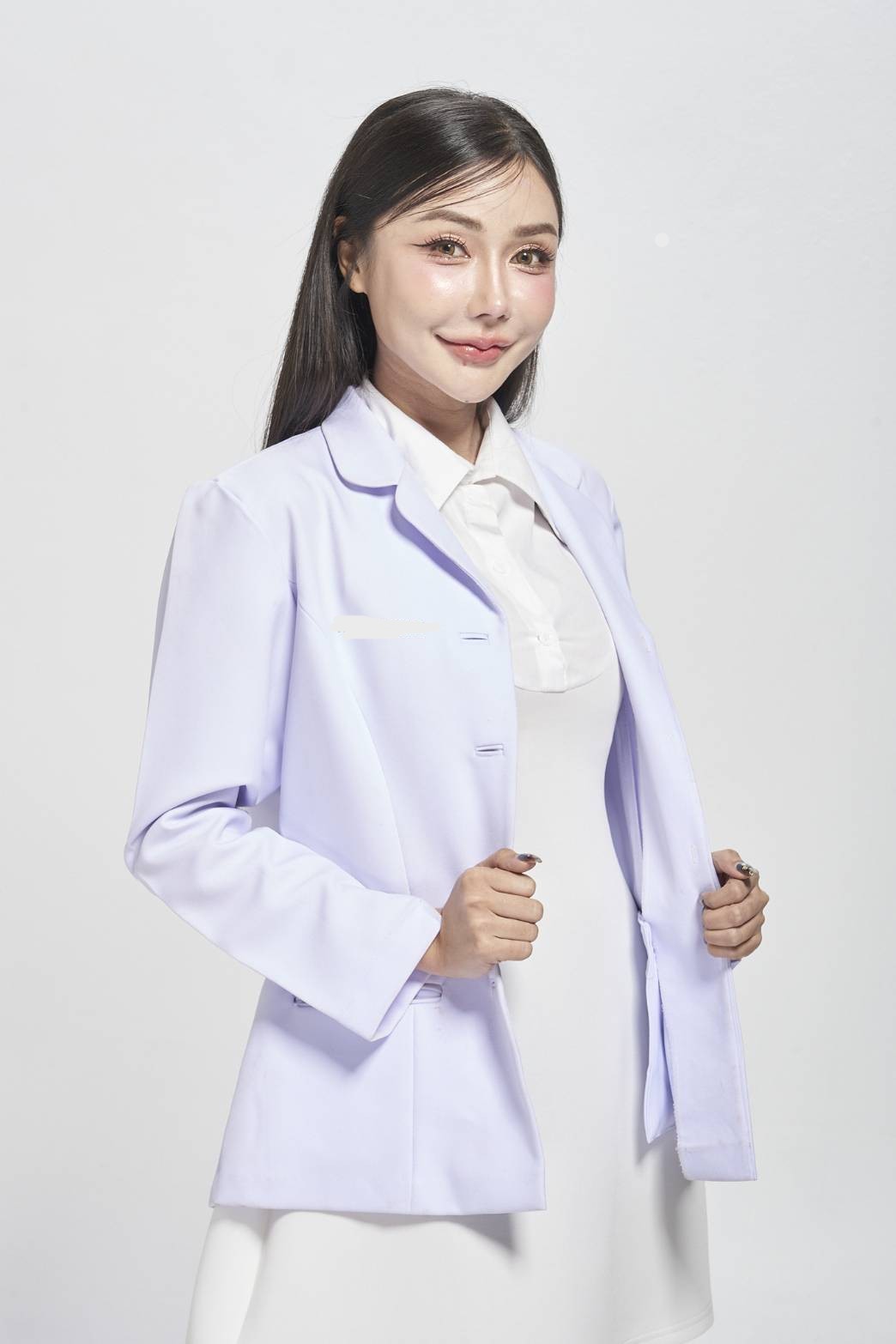 เภสัชกรนาถ กำลังให้คำปรึกษาลูกค้าที่หน้าร้าน MyPharma